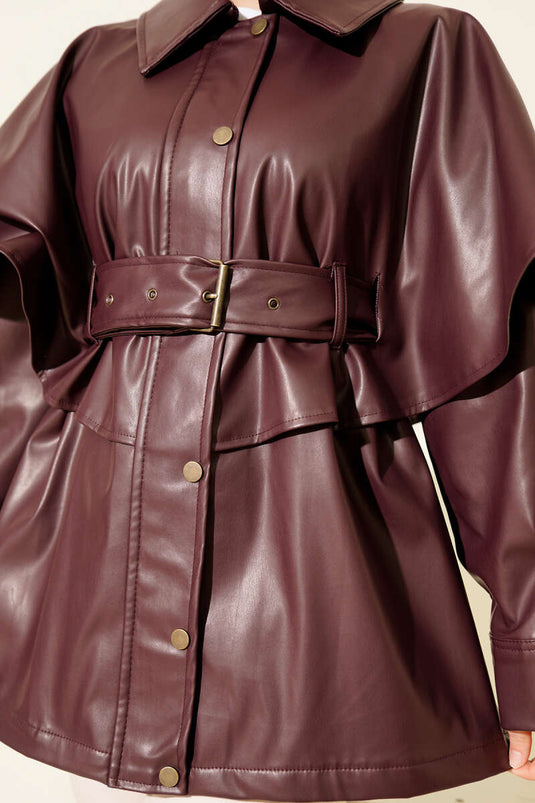 سترة جلدية بحزام مع كيب باللون العنابي