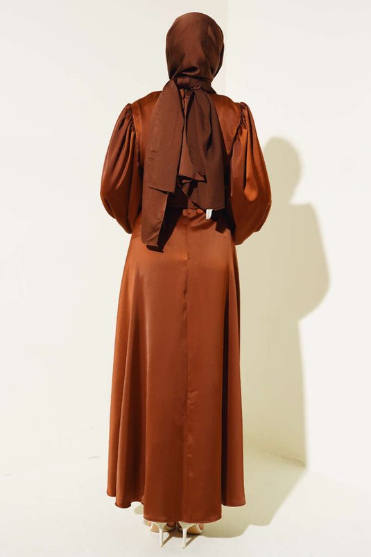 Robe Cape En Satin Ceinturée Marron