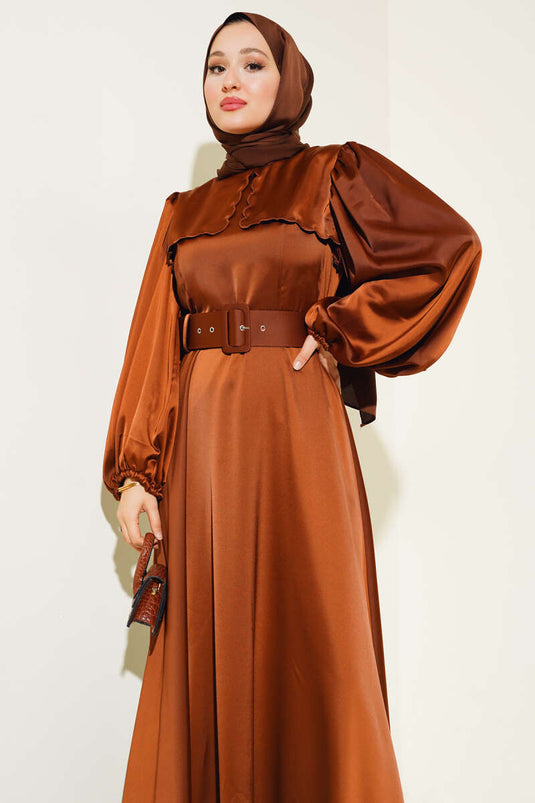 Cape Belted Satin Kjole Brun