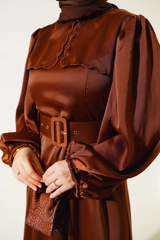 Robe Cape En Satin Ceinturée Marron