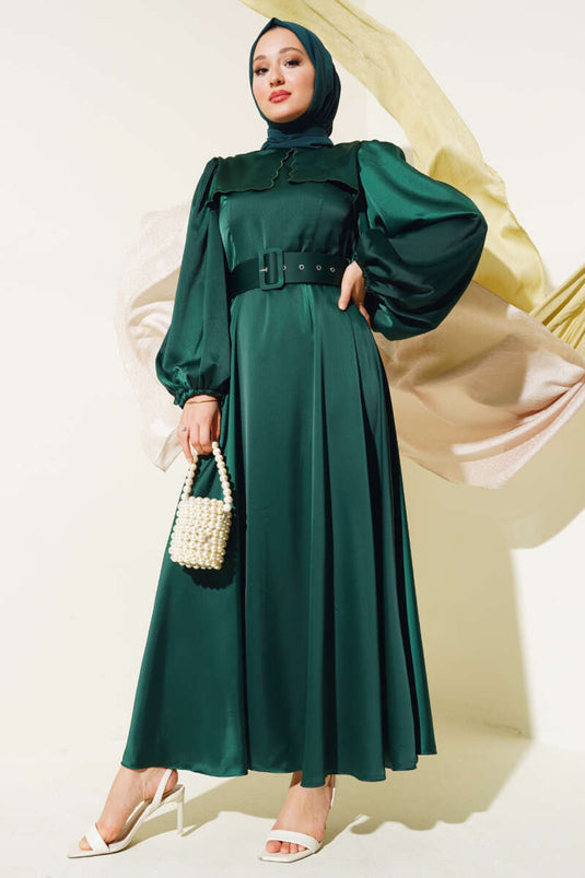Cape Belted Satin Kjole Emerald
