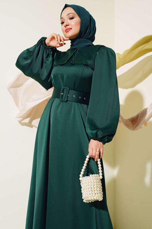 Cape Belted Satin Kjole Emerald