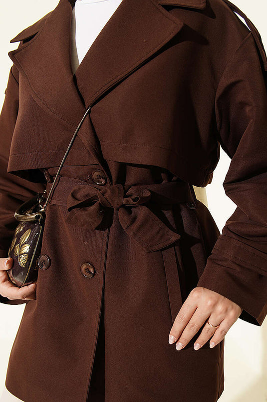 Trench-Coat Court À Ceinture Avec Volants Et Boutons En Café