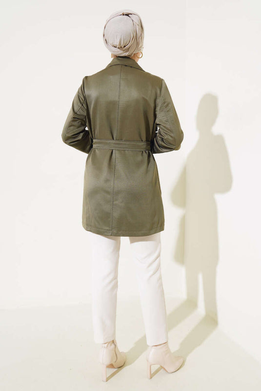 معطف قصير بحزام مع كيب كاكي