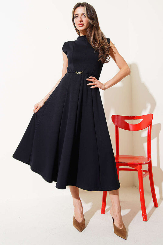 Robe noire ceinturée avec cordon et détails de perles