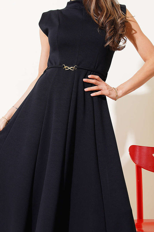Robe noire ceinturée avec cordon et détails de perles