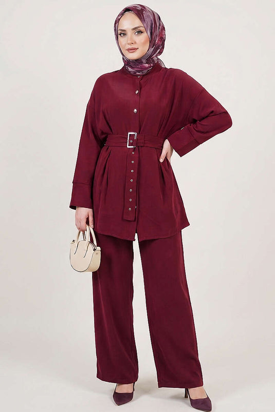 Ensemble deux pièces bordeaux avec ceinture et détails de perles