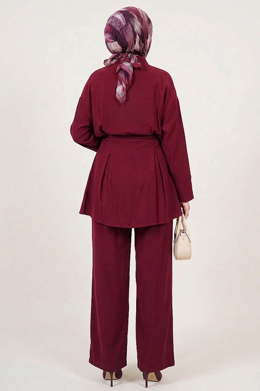 Ensemble deux pièces bordeaux avec ceinture et détails de perles