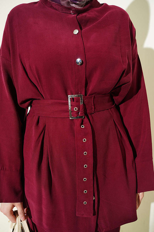 Ensemble deux pièces bordeaux avec ceinture et détails de perles