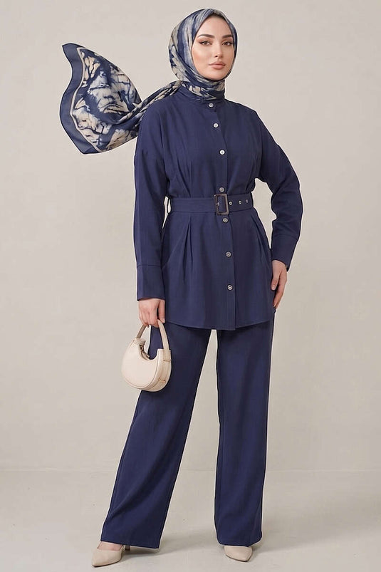 Ensemble deux pièces avec ceinture et détails de perles, bleu marine