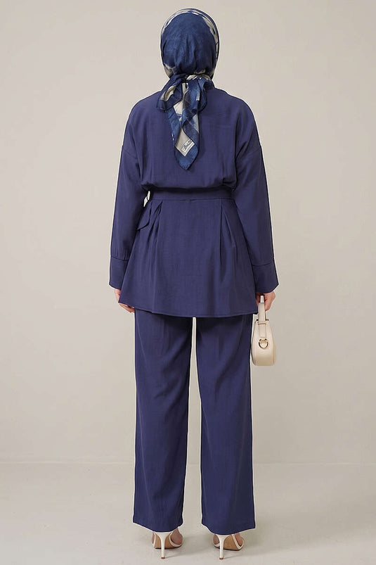 Ensemble deux pièces avec ceinture et détails de perles, bleu marine