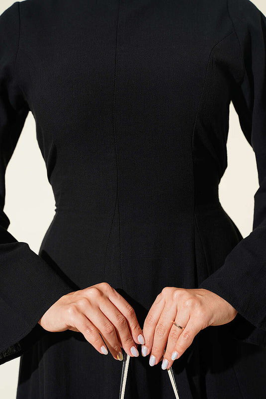 Elegantes Schwarzes Leinenkleid Mit Bindeband