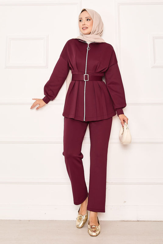 بدلة مكونة من قطعتين بسحاب وتفاصيل مطوية باللون العنابي