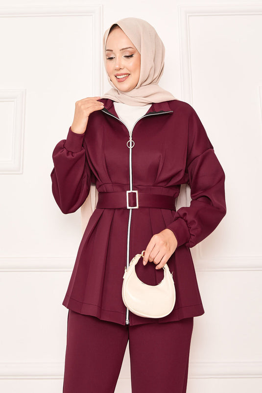 بدلة مكونة من قطعتين بسحاب وتفاصيل مطوية باللون العنابي