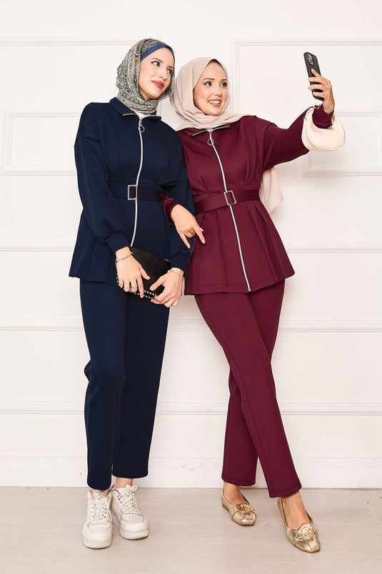 بدلة مكونة من قطعتين بسحاب وتفاصيل مطوية باللون العنابي