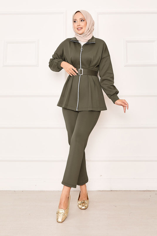 بدلة مكونة من قطعتين بسحاب وتفاصيل مطوية باللون الكاكي