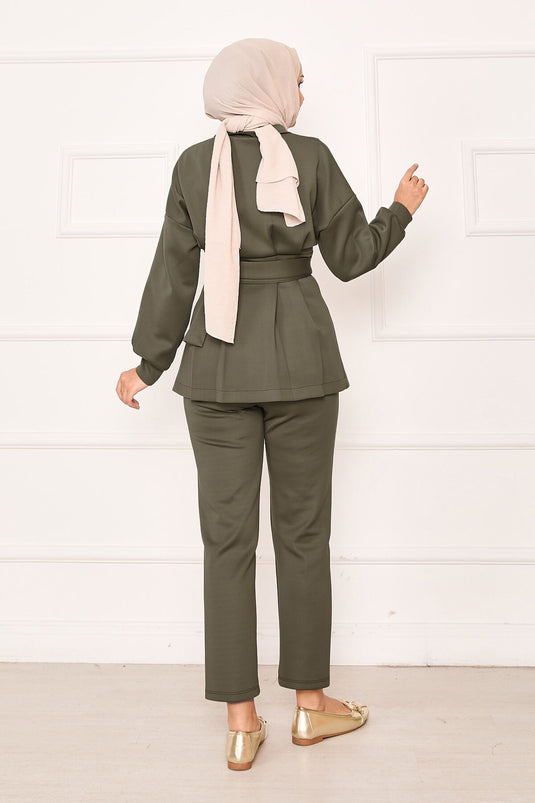 بدلة مكونة من قطعتين بسحاب وتفاصيل مطوية باللون الكاكي