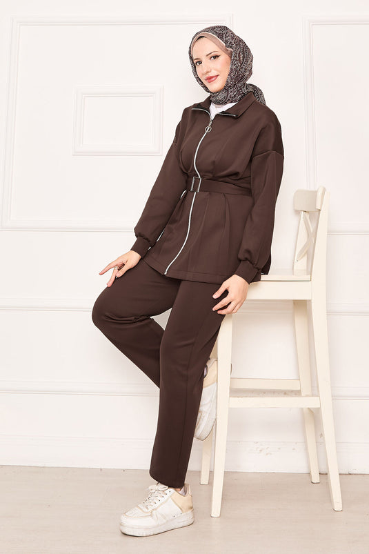 بدلة بنية اللون مكونة من قطعتين بسحاب وتفاصيل مطوية