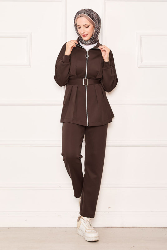 Costume deux pièces à fermeture éclair et détails plissés marron