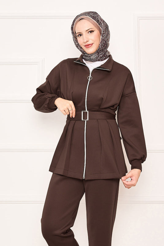 بدلة بنية اللون مكونة من قطعتين بسحاب وتفاصيل مطوية