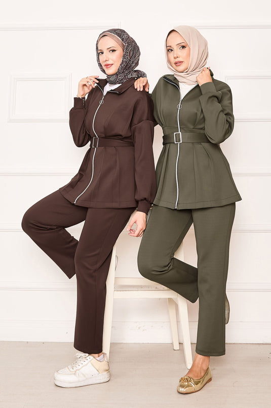 Costume deux pièces à fermeture éclair et détails plissés marron