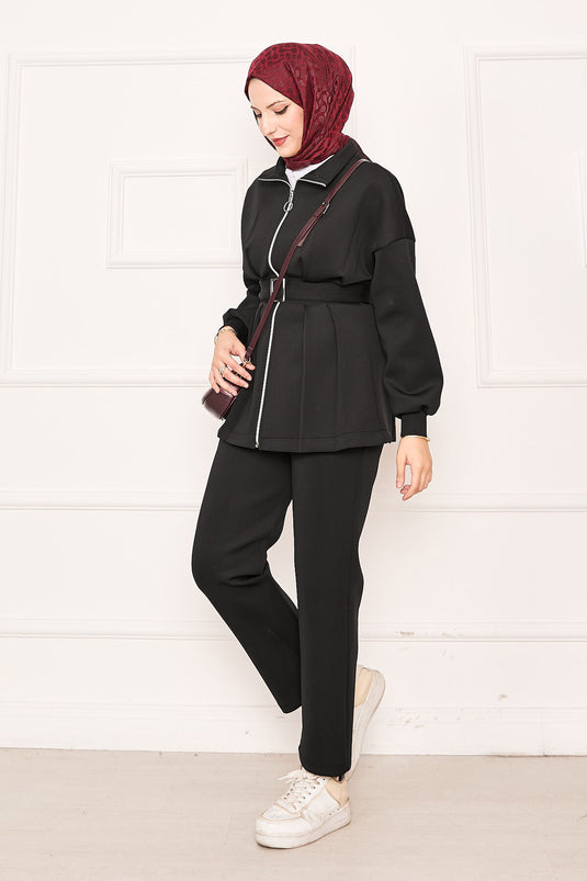 بدلة سوداء من قطعتين بسحاب وتفاصيل مطوية