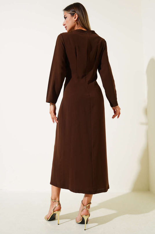 Abito midi plissettato con fibbia dorata, marrone