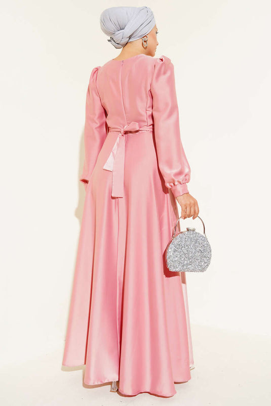 Robe de soirée en satin à col plissé et détails en pierre Poudre