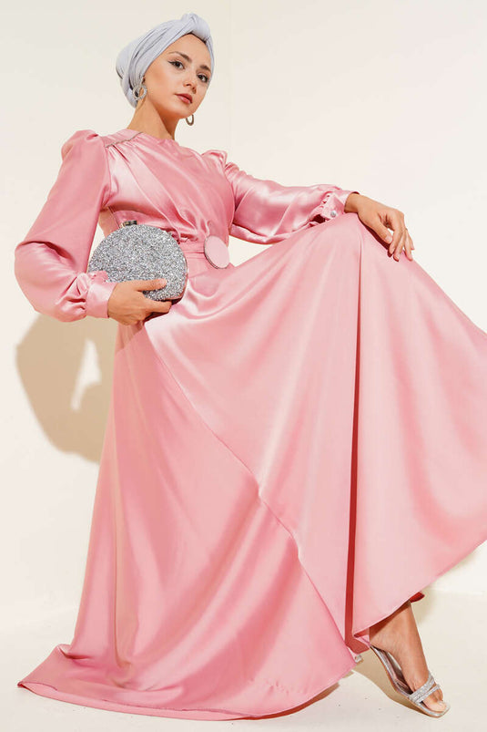 Robe de soirée en satin à col plissé et détails en pierre Poudre