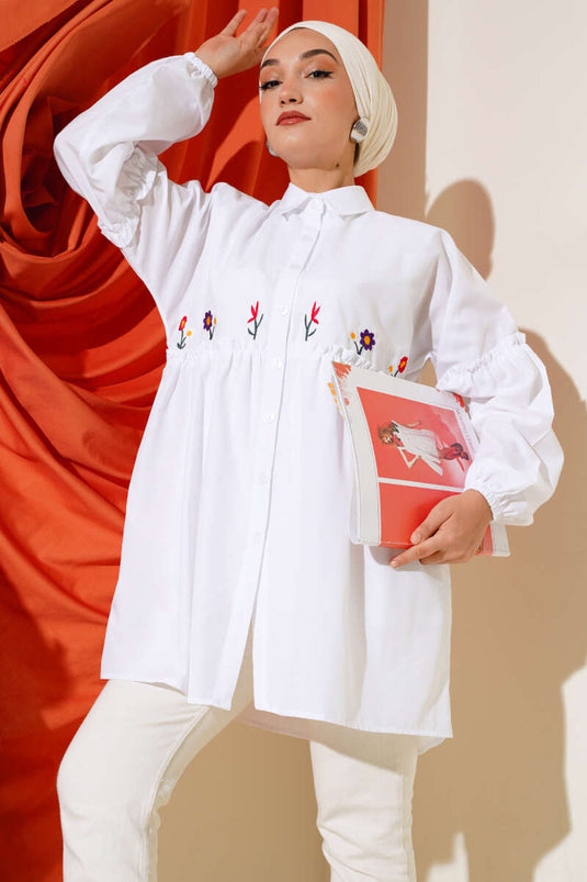 قميص مطوي ومطرز بالزهور باللون الأبيض