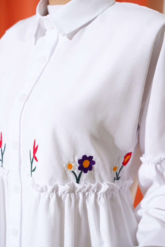 قميص مطوي ومطرز بالزهور باللون الأبيض