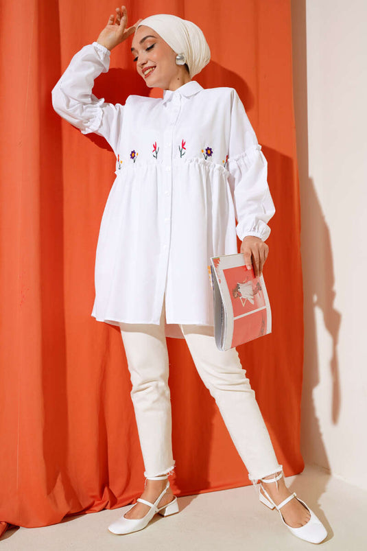 قميص مطوي ومطرز بالزهور باللون الأبيض