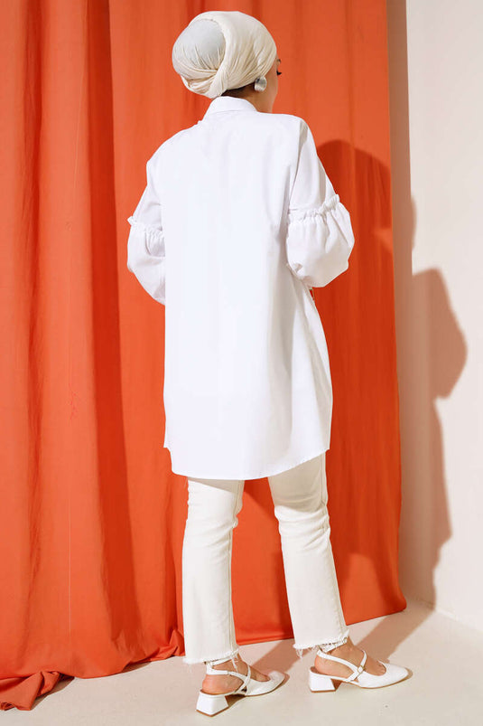 قميص مطوي ومطرز بالزهور باللون الأبيض