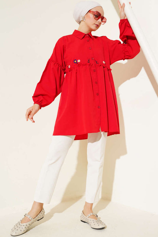 Chemise plissée brodée de fleurs rouge