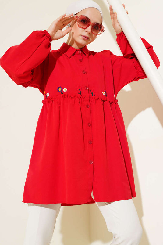 Chemise plissée brodée de fleurs rouge