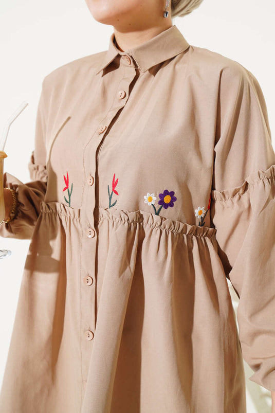 Plisseret blomsterbroderet skjorte mælkekaffe