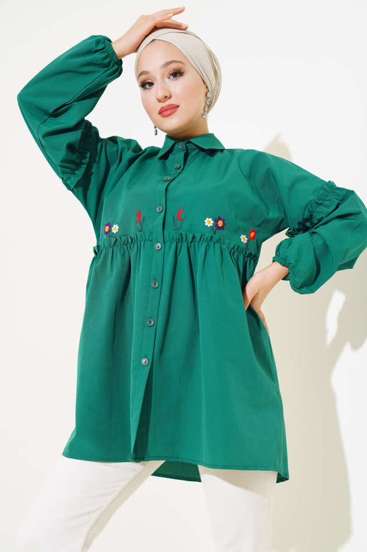قميص مطوي ومطرز بالزهور باللون الأخضر