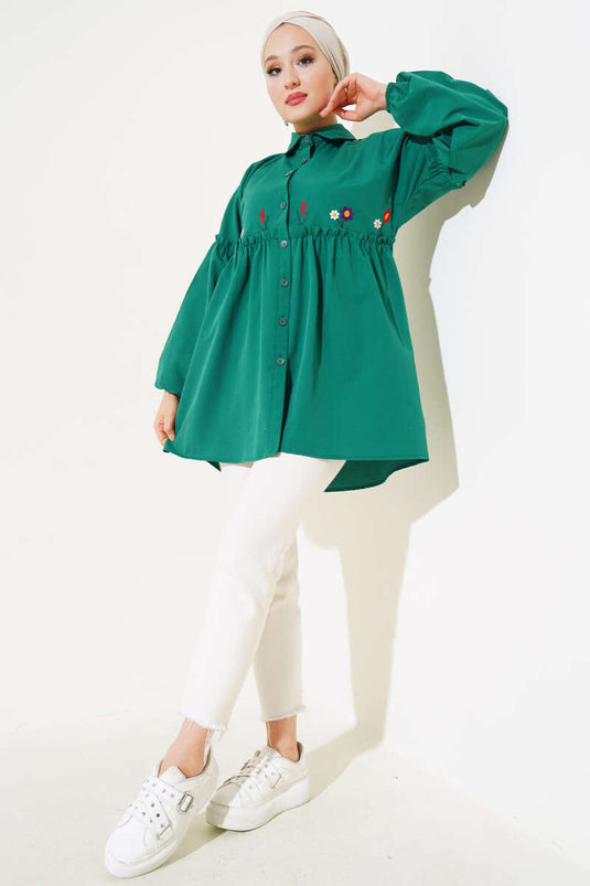 قميص مطوي ومطرز بالزهور باللون الأخضر