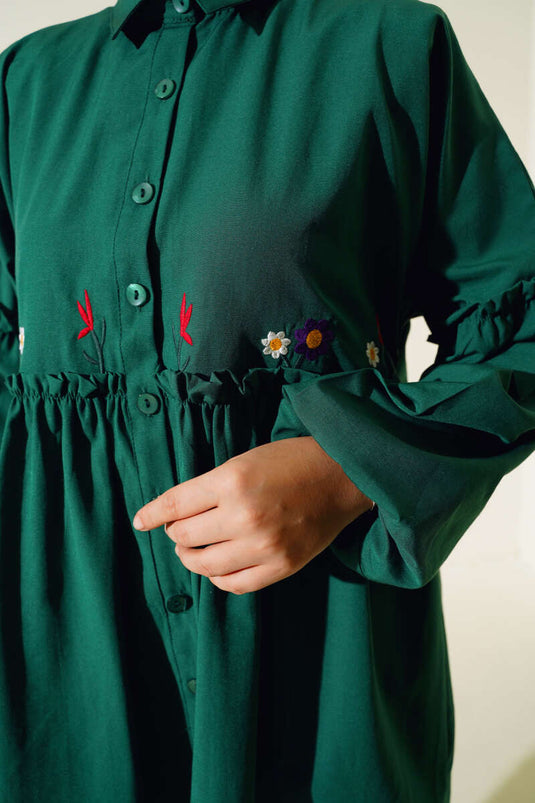 Chemise plissée brodée de fleurs émeraude