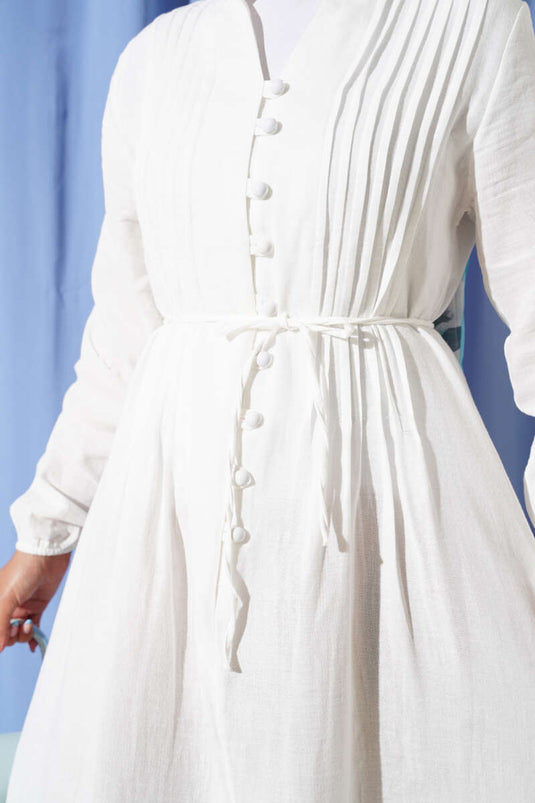 Robe plissée à boutons blancs