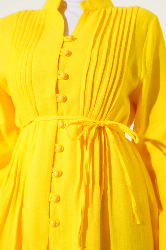 Abito plissettato con bottoni e dettagli gialli
