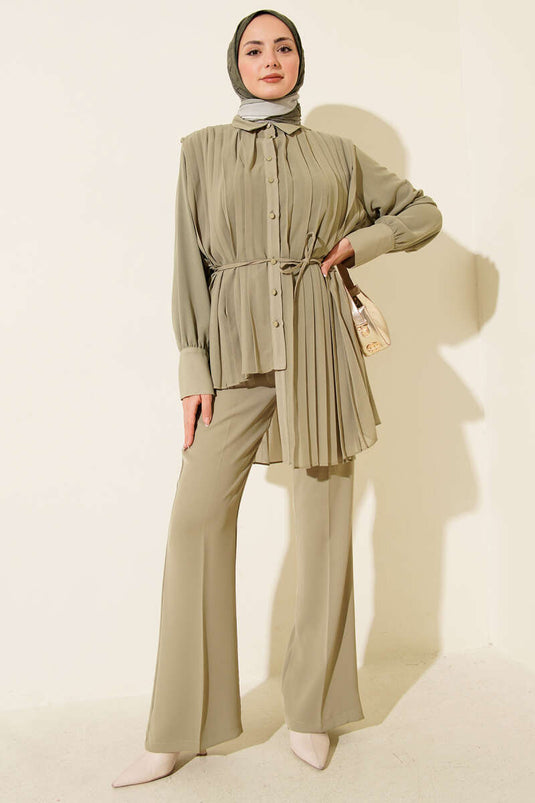 بدلة من قطعتين شيفون مطوية بأزرار باللون الأخضر
