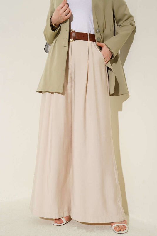 Oversize Hose mit Bundfalten und Gürtel Beige