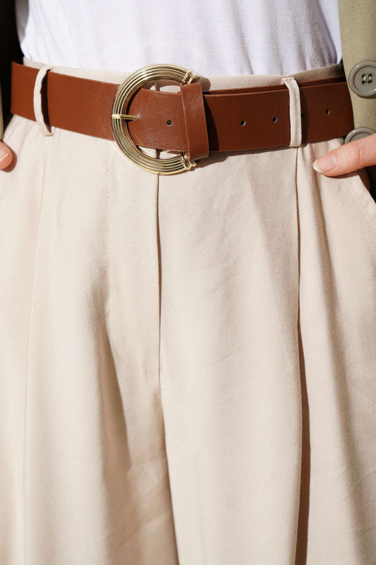 Oversize Hose mit Bundfalten und Gürtel Beige