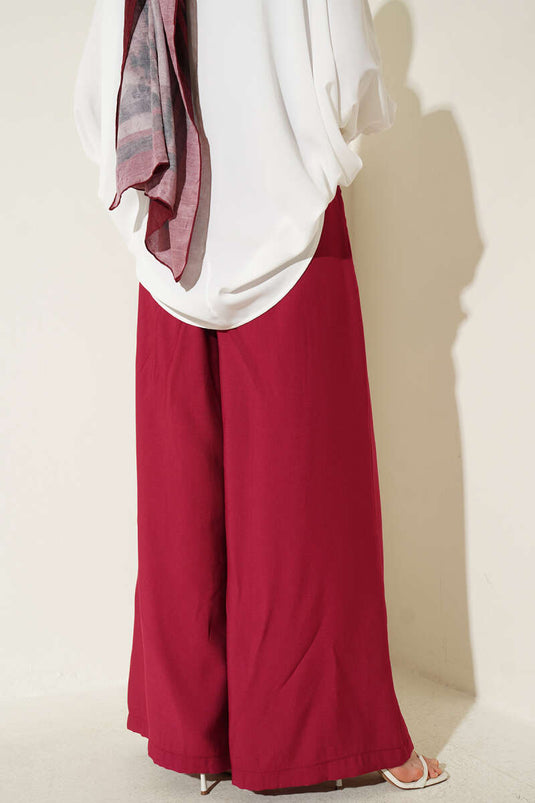 Oversize Hose mit Raffung und Gürtel in Kirschrot