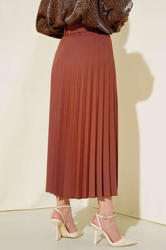 تنورة بحزام مع البلاط التفاصيل الطية