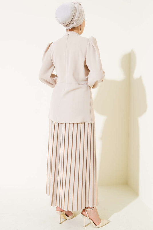 Zweiteiliges Set mit Tunika und Faltenrock in Beige