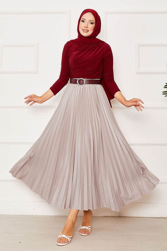 تنورة بطيات وحزام مطاطي مع حجر زخرفي