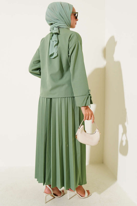 Tailleur jupe double plissée longueur cheville, vert amande