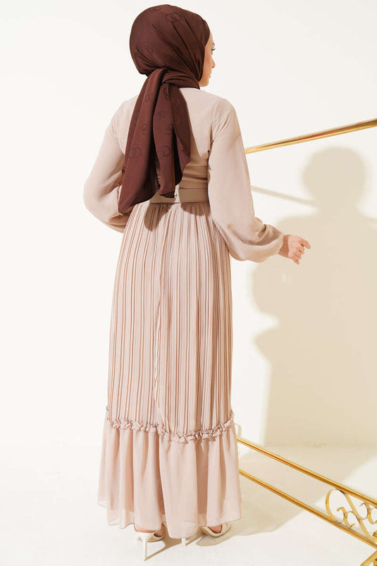 فستان شيفون مطوي مع حزام وكشكشة باللون البيج